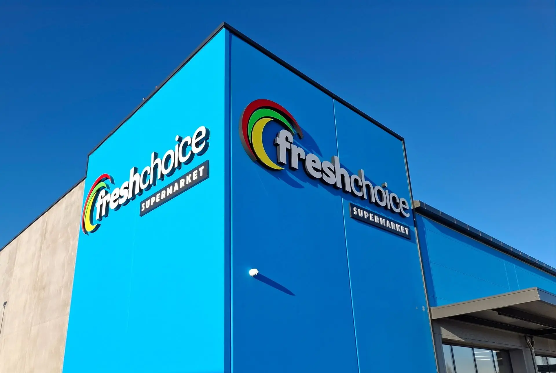 Exterior building signage for Fresh Choice. Displayworks is the signage supplier of choice for Fresh Choice's national signage.