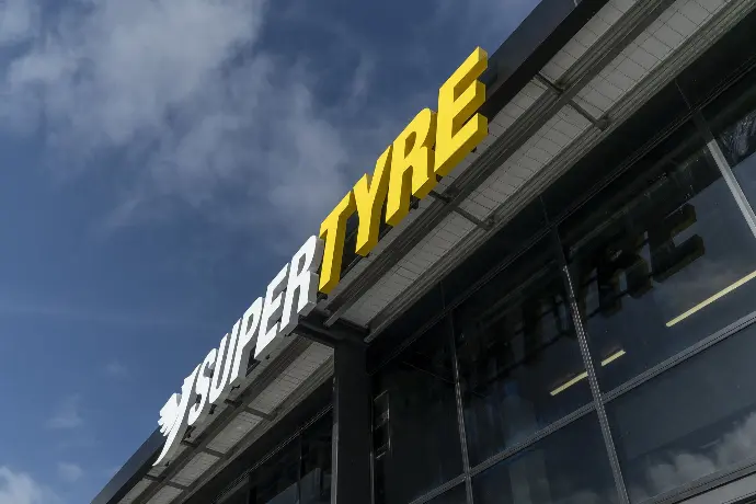 Dual coloured 3D logo  on the exterior bulkhead of Supertyre - by Displayworks