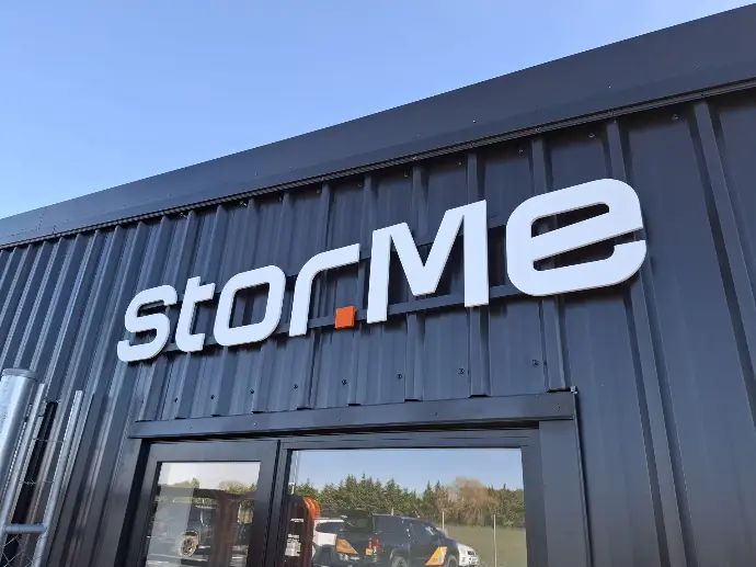 Exterior building branding shoecasing 3D lettering for Store.Me