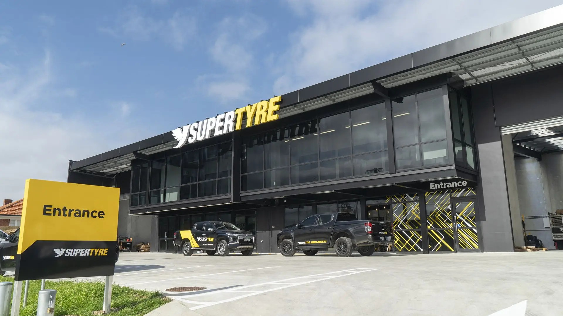 3D brand lettering, ute branding and entrance to site signage for Supertyre