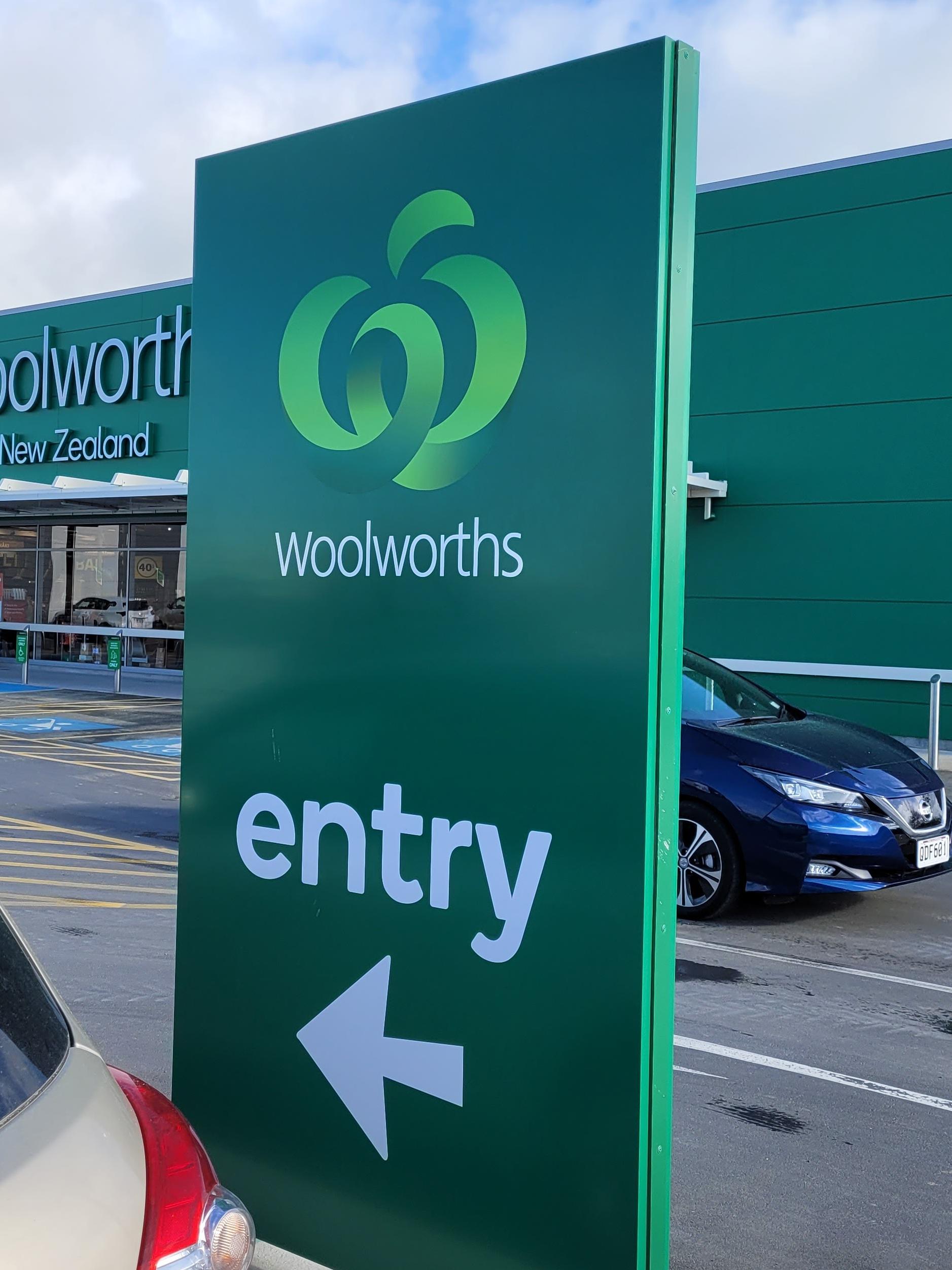 Image shows new Woolsworth branded Pylon Sign as part of the Countdown to Woolworths rebrand by Displayworks